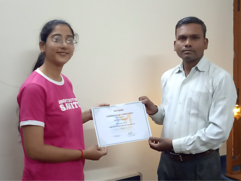 khushi pahariya digimark student